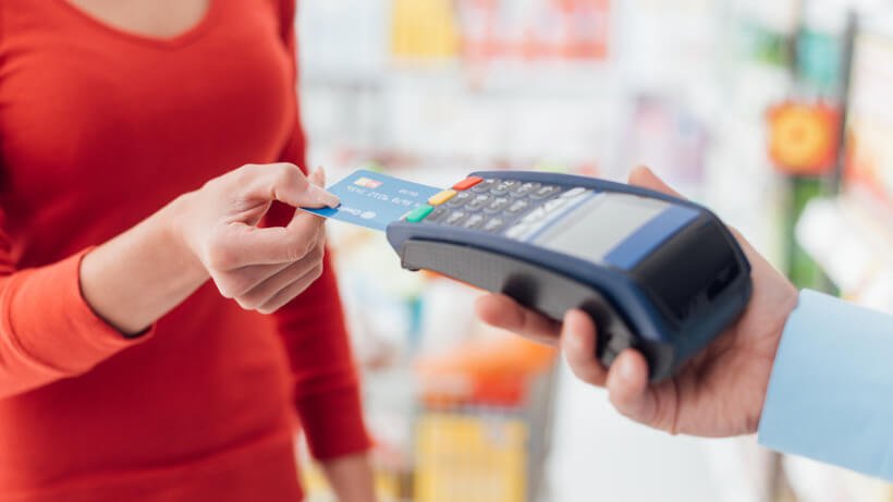 Dia do Cliente: como evitar golpes no cartão de crédito na hora da compra?