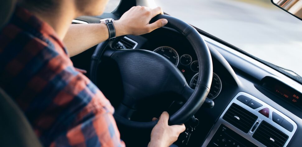 Carro: 5 hábitos comuns no volante que podem gerar multas