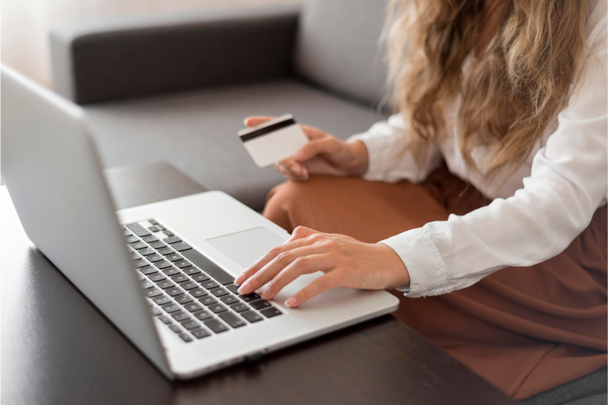 Mulher fazendo compras online com cartão de crédito