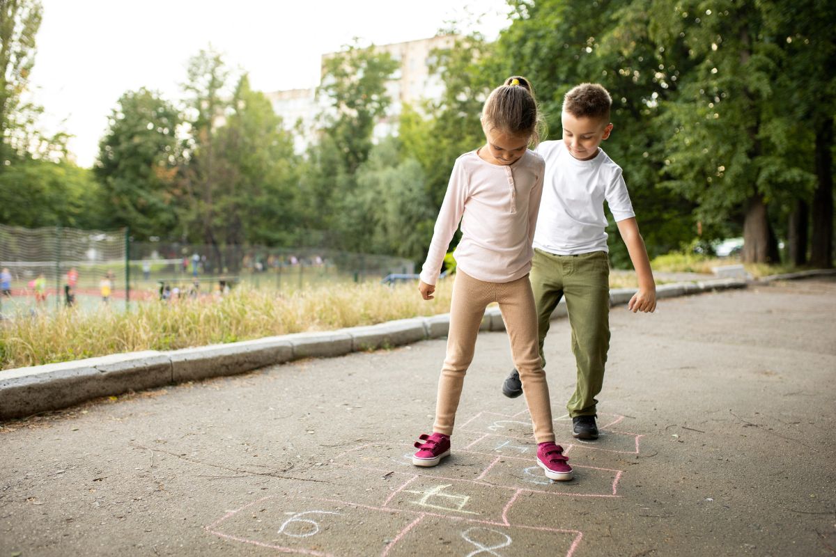Brincadeiras simples estimulam o desenvolvimento infantil