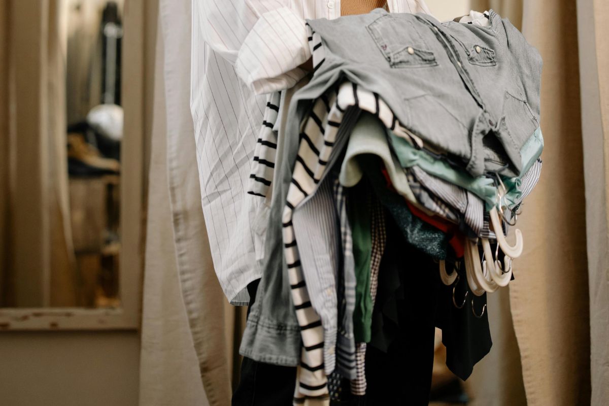 Consumidores têm direito à trocar roupas com nota fiscal | Imagem: Pexels