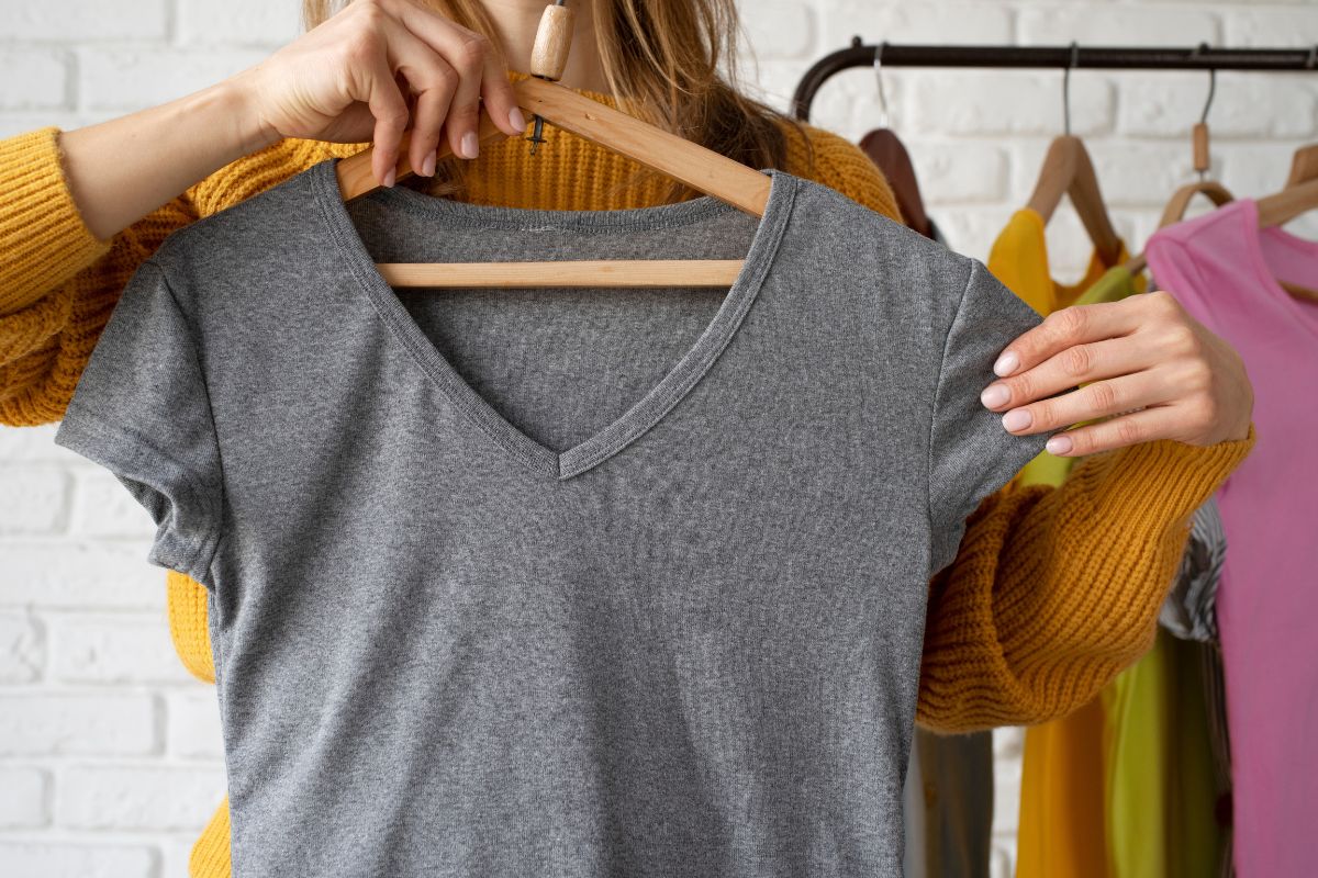 A troca de roupa em loja física ainda gera dúvidas entre consumidores | Imagem: Freepik